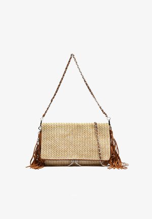 Sac bandoulière en paille tissée avec une sangle chaîne argentée, des glands en cuir marron sur les côtés et un détail de fermeture éclair à l'avant.