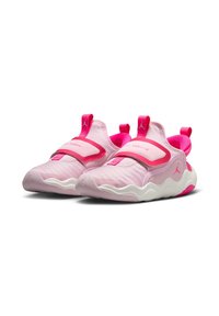 Le scarpe da ginnastica rosa presentano una tomaia in tessuto liscio, dettagli rosa e una suola bianca ondulata. Sono dotate di una fascia sul dorso del piede per una vestibilità sicura.