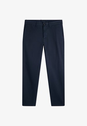 Pantalones de hombre azul marino con cierre de botón y cremallera, trabillas para cinturón y bolsillos laterales, mostrados planos sobre un fondo blanco.