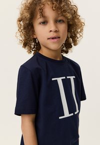 Μπλε ναυτικό βαμβακερό μπλουζάκι με μεγάλο λευκό "II" τυπωμένο στο μπροστινό μέρος, κοντά μανίκια και κλασικό στρογγυλό λαιμό.