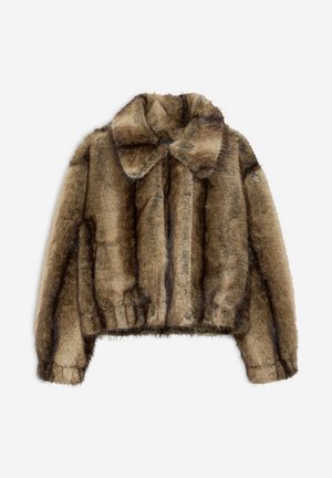 Braun und schwarz gestreifte Kunstpelzjacke mit breitem Kragen und langen Ärmeln, vor einem weißen Hintergrund präsentiert.