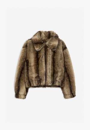 Braun und schwarz gestreifte Kunstpelzjacke mit breitem Kragen und langen Ärmeln, vor einem weißen Hintergrund präsentiert.