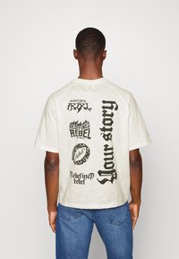 Redefined Rebel T-shirts med print - pristine