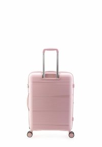 Valigia rigida di colore rosa chiaro, con un design testurizzato a righe. Dotata di manico estraibile e quattro ruote per la mobilità.