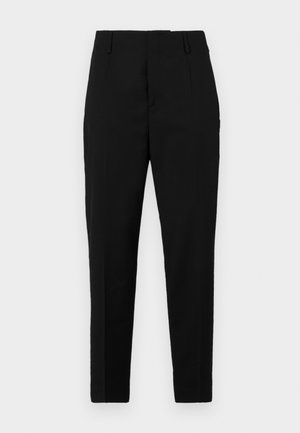 Pantalones negros con un corte ajustado, que presentan bolsillos laterales, una textura suave y un diseño elegante que se estrecha hacia el tobillo.