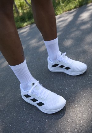 ADISTAR 3 - Zapatillas running asfalto - white/black/gresix