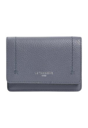 Pequeña cartera de cuero azul con cierre de solapa y logo "Le Tanneur 1898" en plata en relieve en la parte delantera.