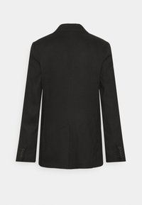 Blazer noir sur mesure avec un col à revers et des manches longues. Comprend des boutons décoratifs aux poignets et un tissu lisse et texturé.