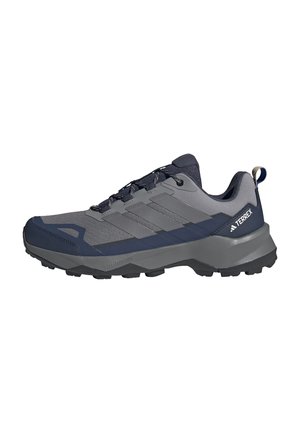 Graue und marineblaue Wanderschuhe mit einem Obermaterial aus Mesh und Synthetik, robuster Sohle und kontrastierenden Akzenten. Mit Schnürsenkeln und einer Fersenlasche.