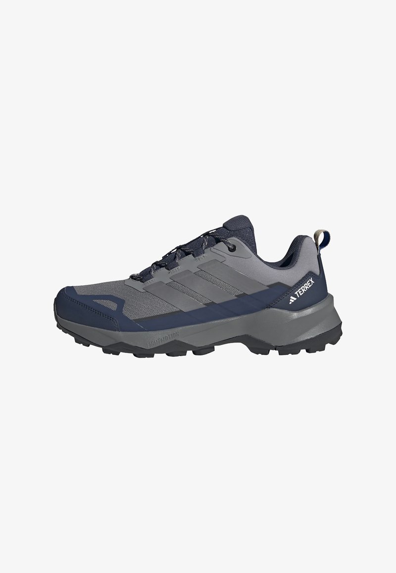 Graue und marineblaue Wanderschuhe mit einem Obermaterial aus Mesh und Synthetik, robuster Sohle und kontrastierenden Akzenten. Mit Schnürsenkeln und einer Fersenlasche.
