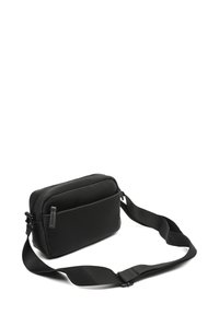 Borsa rettangolare nera realizzata in materiale liscio, con apertura zip, tracolla regolabile e tasca frontale dal design minimalista.