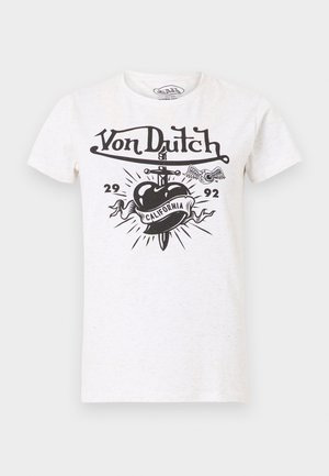 Tricou alb cu mânecă scurtă, cu logo-ul negru Von Dutch, o inimă străpunsă de un pumnal, bannerul „California”, numerele „29” și „92” și un grafic cu un glob ocular cu aripi.