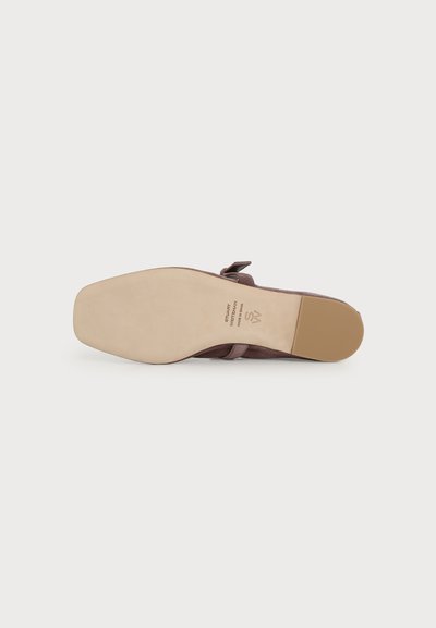 Chaussure à talon unique en daim brun vue de dessous, avec une semelle beige lisse, un bout carré et un patin de talon couleur camel.