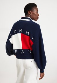 Tommy Jeans - FLAG BADGE CARDIGAN - Kardiganas - dark night navy Miniatiūros vaizdas 1