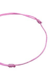 Pulsera de cordón rosa con un detalle de nudo texturizado, hecha de material trenzado, con un acabado suave y cierre de nudo deslizante ajustable.