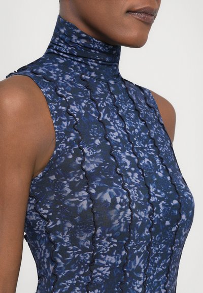 Top ajustat cu guler înalt din material de culoare bleumarin, cu un model floral. Prezintă cusături texturate în valuri și este fără mâneci.