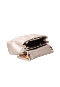 Crème leren handtas met een gequilt patroon, voorzien van een gouden ketting en hardware accenten. Twee compartimenten, één met een ritszak aan de binnenkant.