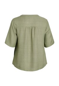 Blusa verde oliva a maniche corte realizzata in tessuto testurizzato, con collo rotondo, dettaglio della piega sul retro e orlo curvo.