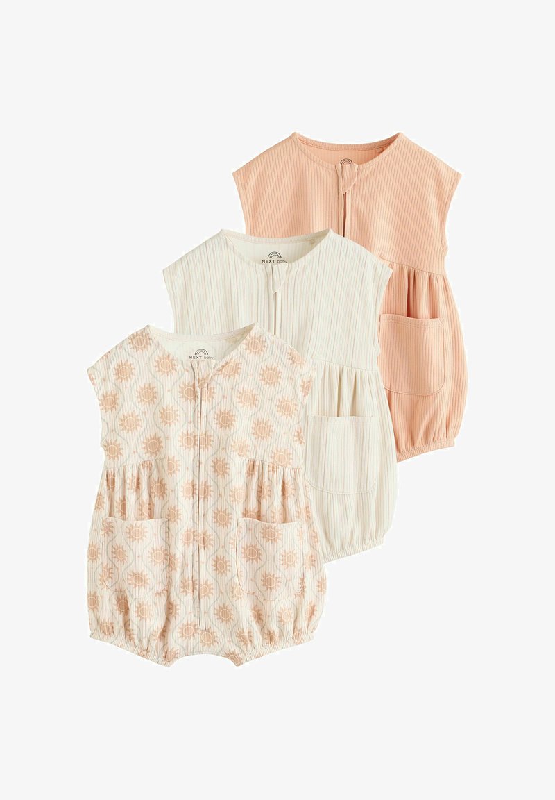 Trois grenouillères pour bébé sans manches côtelées en pêche, crème et crème avec motifs de soleil, chacune avec des poches avant et des ourlets froncés.