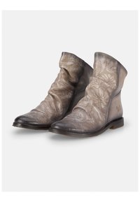 Stiefeletten aus texturiertem grauem Material mit durchbrochenen Blumenmustern, runden Zehen und einem niedrigen, gestapelten Absatz.