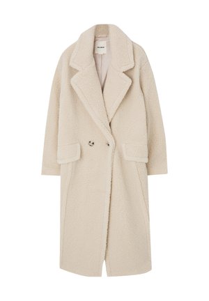 Long manteau teddy beige avec larges revers, deux poches à rabat à l’avant et une fermeture croisée à boutons.