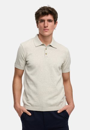 Lys grå polo t-shirt med klassisk krave, korte ærmer, tre gyldne knapper og ribbet kant. Blødt, struktureret stof.