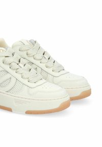 Witte leren sneakers met gaaspanelen, gestructureerde veters, gevoerde tong en een gumrubberen buitenzool. Bevat perforaties op de neus.