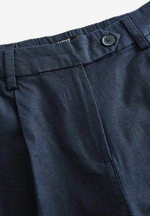Donkerblauwe shorts van een gestructureerde stof, met een elastische tailleband en een knoopsluiting. Voorzien van stiksel aan de voorkant en een ontspannen pasvorm.