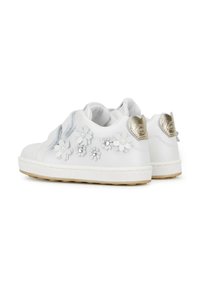 Sneakers bianchi con decorazioni floreali in varie tonalità. Texture morbida, design cucito e accenti metallici sul tallone. Suola in gomma.