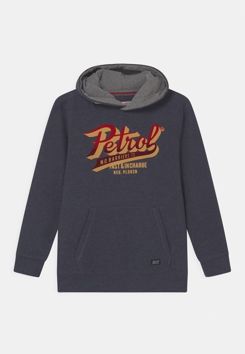 Sweat à capuche bleu marine avec poche avant, doublure intérieure de la capuche grise, et logo "Petrol No Barriers 73" en rouge et beige sur la poitrine.