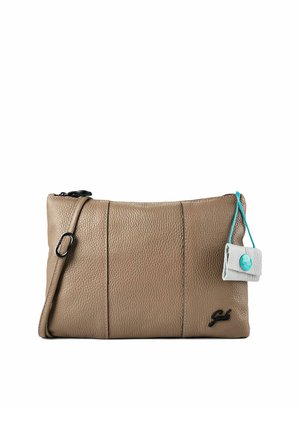 Bolso bandolera de cuero texturizado marrón claro con correa ajustable, logo negro en la esquina y pequeño estuche blanco adjunto con un botón turquesa.