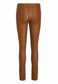 Pantalon skinny marron en similicuir avec deux poches arrière et une texture lisse, présentant une coupe ajustée et des jambes fines.