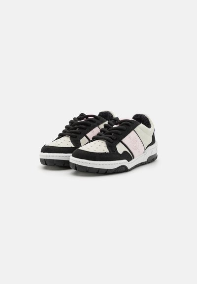 Schwarz-weiße Sneakers mit rosa Akzenten. Hergestellt aus Wildleder und Mesh, mit einer durchlöcherten Zehenbox, Schnürverschluss und strukturiertem Gummisohle.