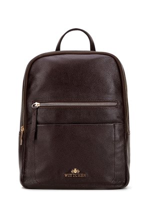 Brązowy skórzany plecak o szorstkiej fakturze, z górnym uchwytem, złotymi akcentami, przednią kieszenią na zamek błyskawiczny oraz logo marki na dole.