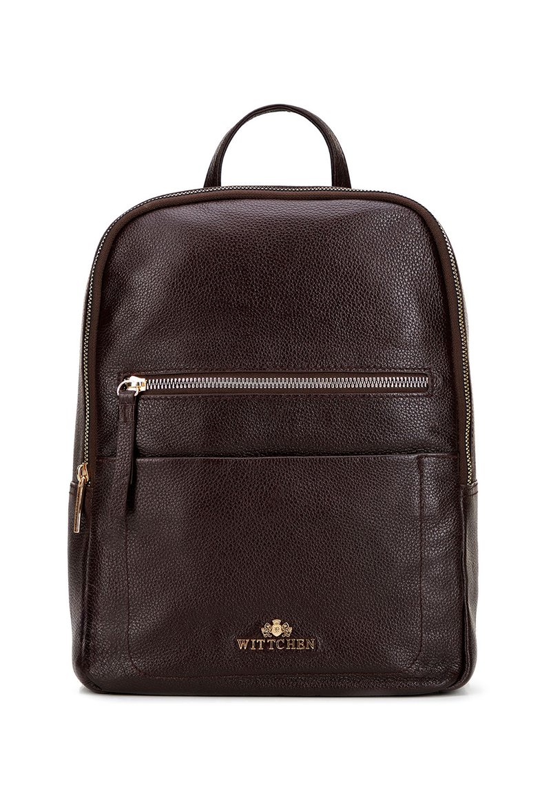 Sac à dos en cuir brun avec une texture granuleuse, doté d'une poignée supérieure, de quincaillerie dorée, d'une poche zippée à l'avant et du logo de la marque en bas.