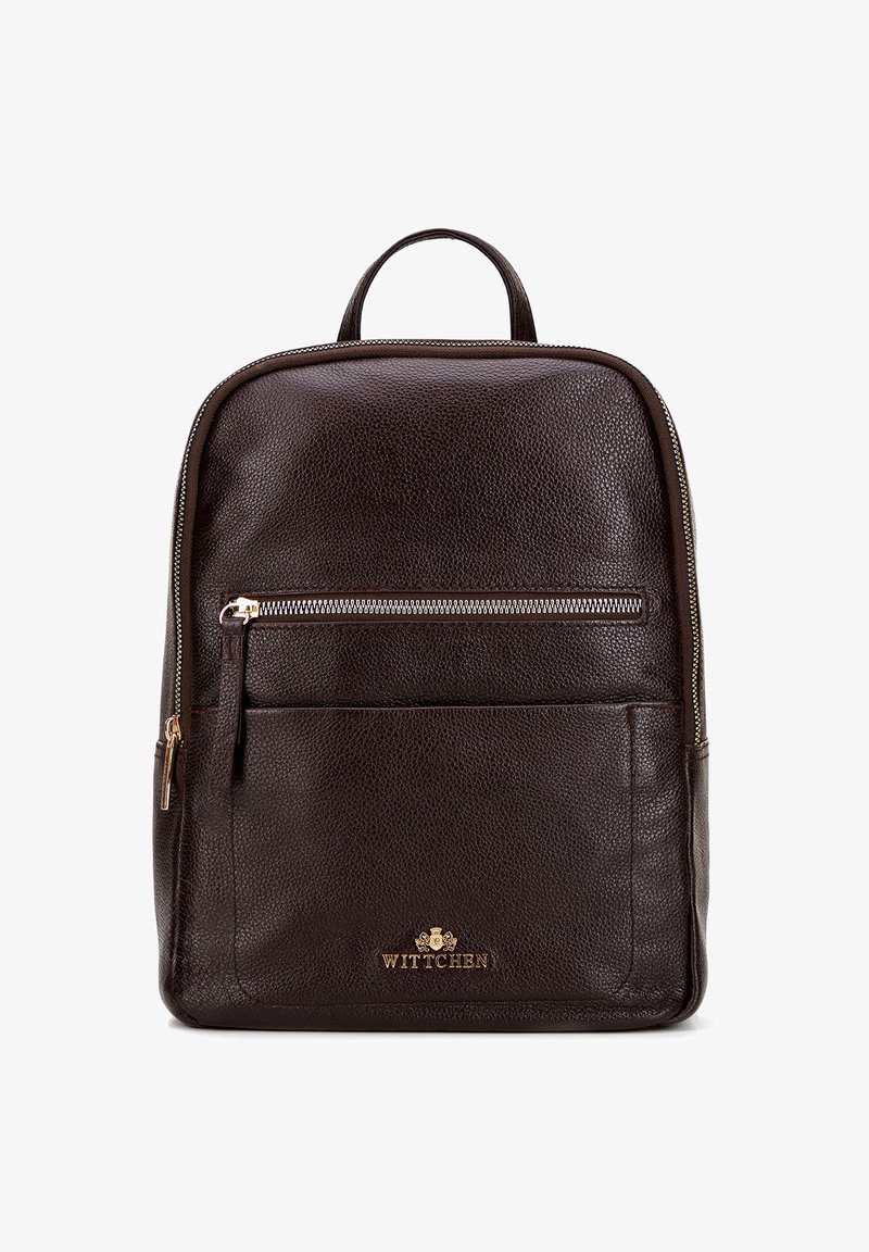 Sac à dos en cuir brun avec une texture granuleuse, doté d'une poignée supérieure, de quincaillerie dorée, d'une poche zippée à l'avant et du logo de la marque en bas.