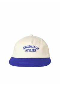 Hvid bomuldscap med en blå skygge. Har broderet tekst "ORIGINALS CO. ATELIER" i blå på forsiden. Rund krone med en knap på toppen.