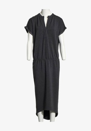 Robe midi gris foncé à manches courtes avec taille élastique, encolure boutonnée et poignets retroussés présentée sur un mannequin blanc.