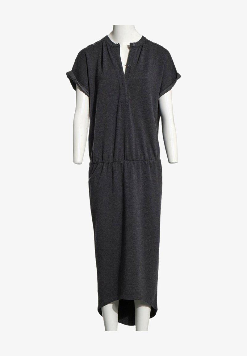 Robe midi gris foncé à manches courtes avec taille élastique, encolure boutonnée et poignets retroussés présentée sur un mannequin blanc.