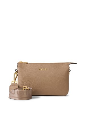 Piccola borsa a tracolla in pelle marrone chiaro con cerniera dorata e tracolla in tessuto marchiato staccabile arrotolata accanto.