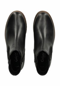 Botas de cuero negro hasta el tobillo con paneles laterales elásticos, punteras redondas y una suela marrón texturizada. Presenta la marca Gabor en la plantilla.