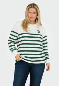 Haut à manches longues blanc avec des rayures horizontales vert foncé, arborant un petit logo "R" sur la poitrine gauche, fabriqué en tissu doux et léger.