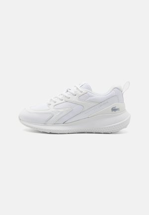 Weiße Sportschuhe mit einer strukturierten Oberseite, Schnürdesign, gepolstertem Schaft und einer Gummisohle mit einem rutschfesten Muster und kleinem Logo.