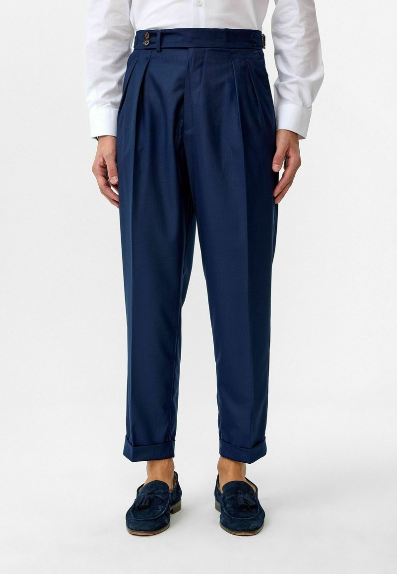 Marineblau geschnittene, plissierte Hose mit taillierter Passform, hohen Bund, Gürtelschlaufen und zwei Knöpfen am Bund. Strukturierter Stoff mit Umschlägen.