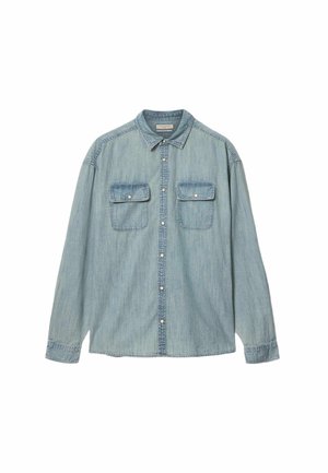 Lichtblauw denim overhemd met lange mouwen, knoopsluiting aan de voorkant, twee borstzakken met kleppen en knopen, en een klassieke kraag.