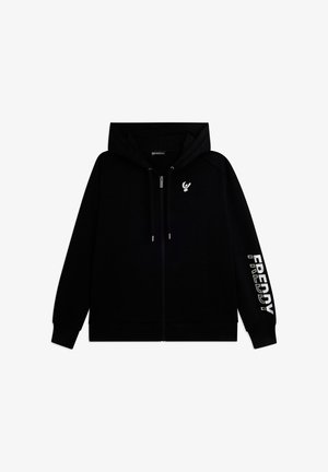 Sudadera negra con cremallera, capucha y cordones, pequeño logo blanco en el pecho y texto "FREDDY" impreso verticalmente en la manga derecha.