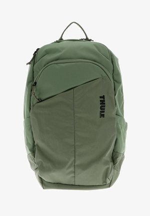 Grüner Stoffrucksack mit glatter Textur, ausgestattet mit einer Fronttasche, Reißverschluss und einem Logo. Ergonomisch geformt für den Gebrauch.