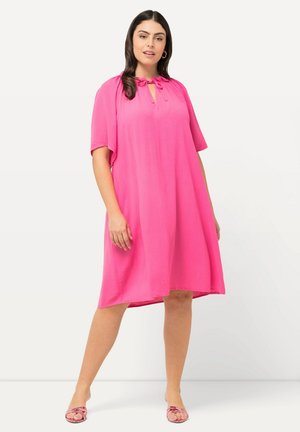 BREEZY SPLIT NECKLINE RUFFLE TRIM  - Jurk - hibiscus pink