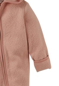 Fleecejack voor in zacht roze met een ritsluiting, kap en opgerolde mouwen. Heeft een gestructureerd oppervlak en elastische manchetten.