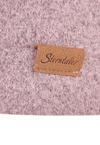 Gray fabric with a soft texture; a brown leather label with "Stintent" embossed on it is attached, positioned at the lower edge.